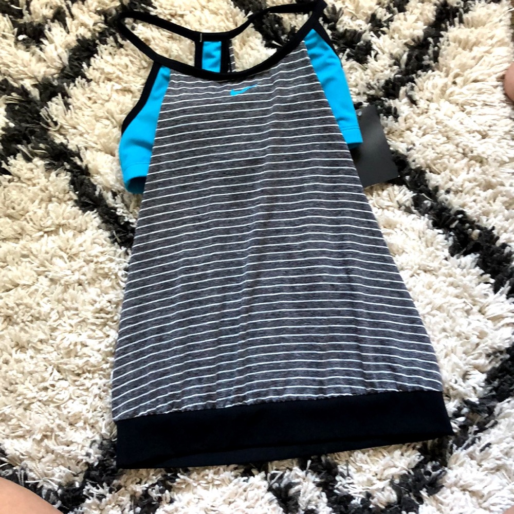 NEW Women’s Nike workout top with sports bra size small. Nike Womens tank